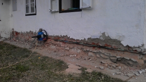 Vybrané ukázky z realizace sanace a izolace zdiva řetězovou pilou